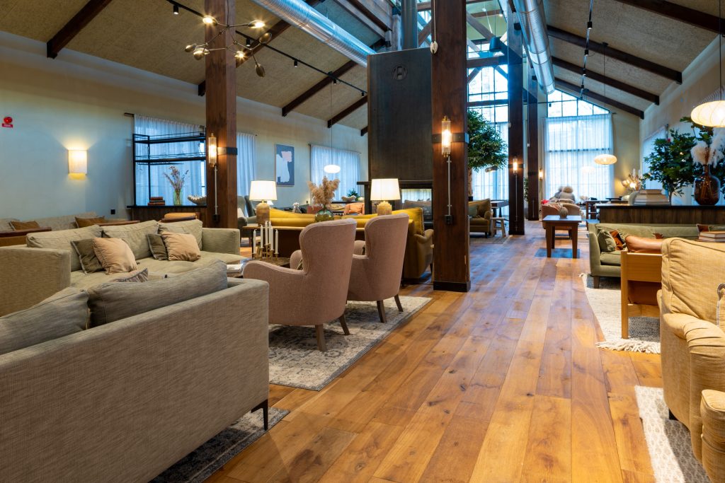 Golventreprenad med rustikt almedalsgolv